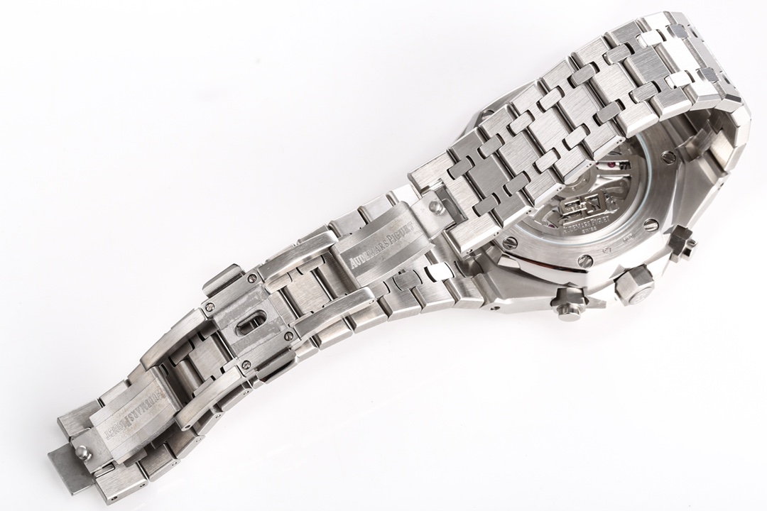 The new 26240 chronograph in the Audemars Piguet Royal Oak series