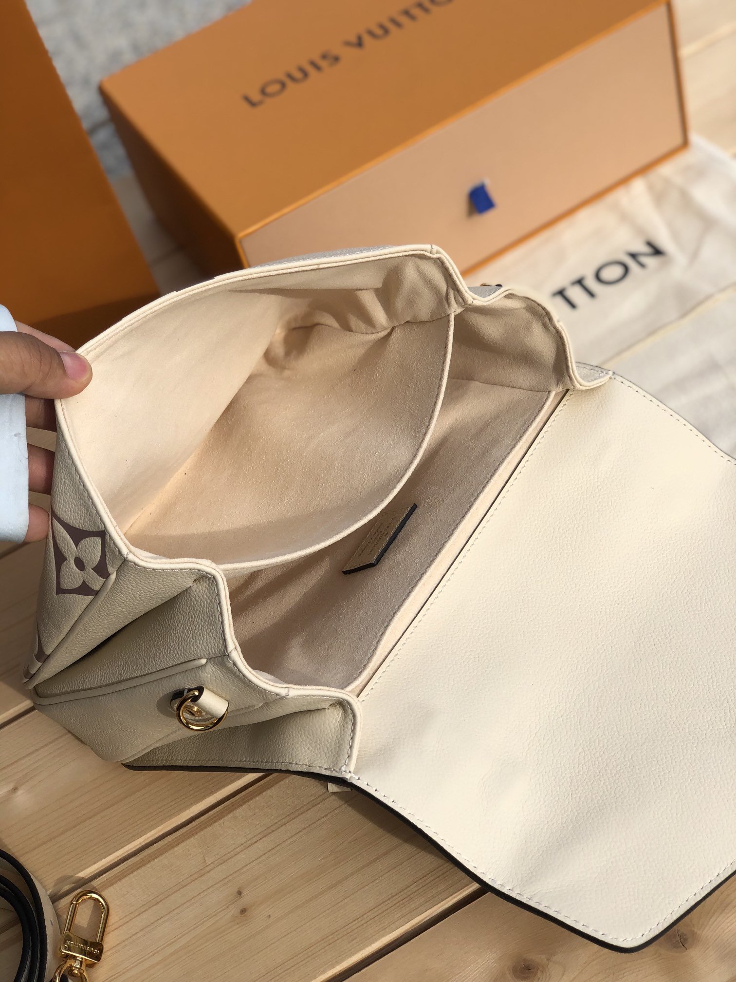 LV 163825 bag