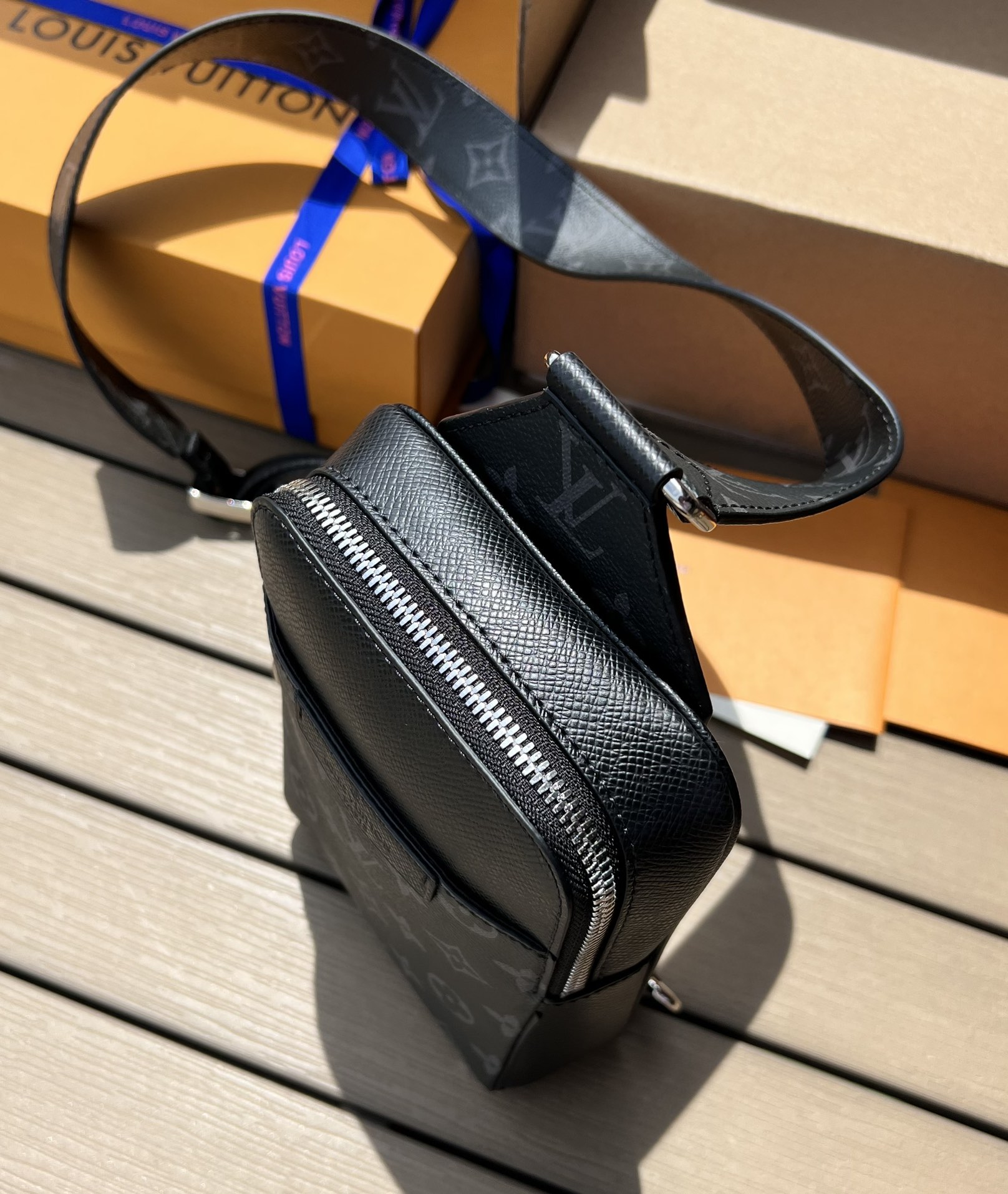 LV164426 men's bag style