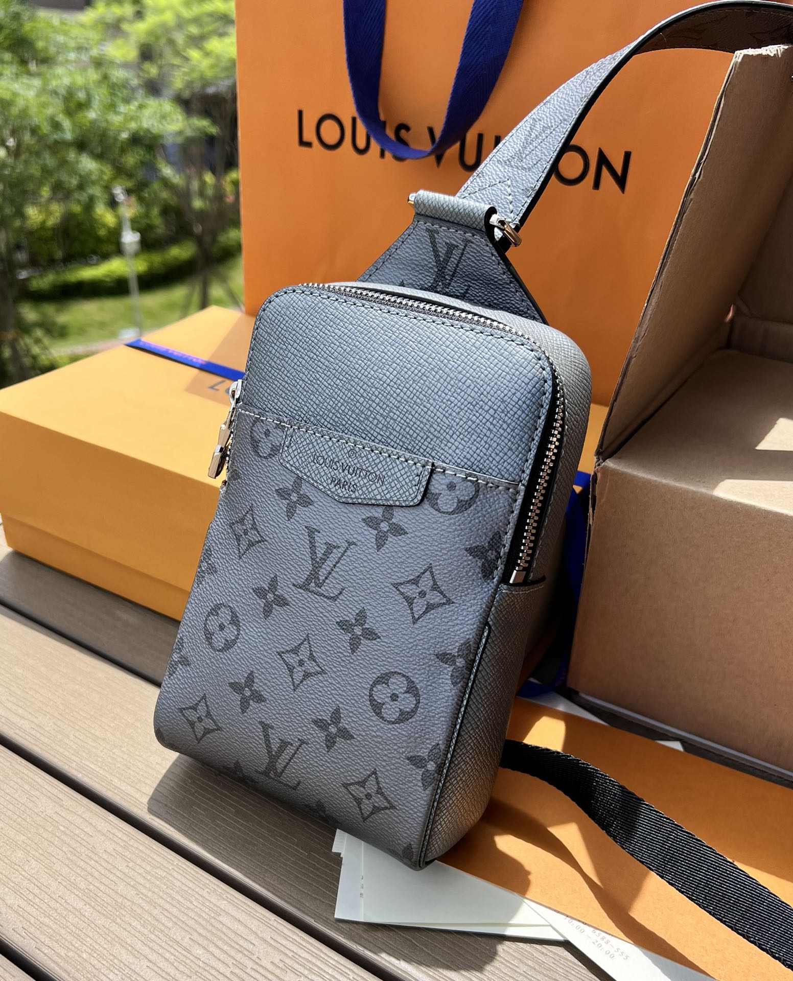 LV164426 men's bag style