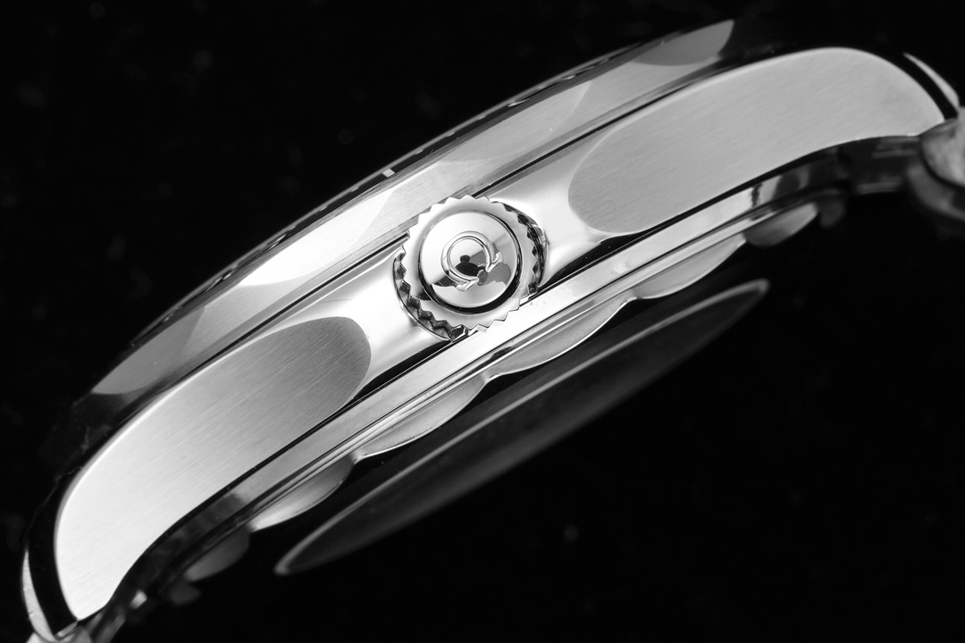 Omega SEAMASTER Seamaster Planet Ocean 300m 300m Coaxial Master Chronometer 42mm