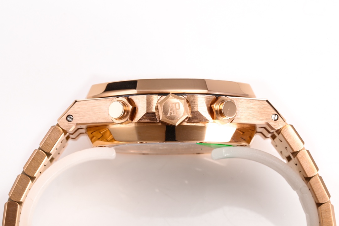 The new 26240 chronograph in the Audemars Piguet Royal Oak series uses the same