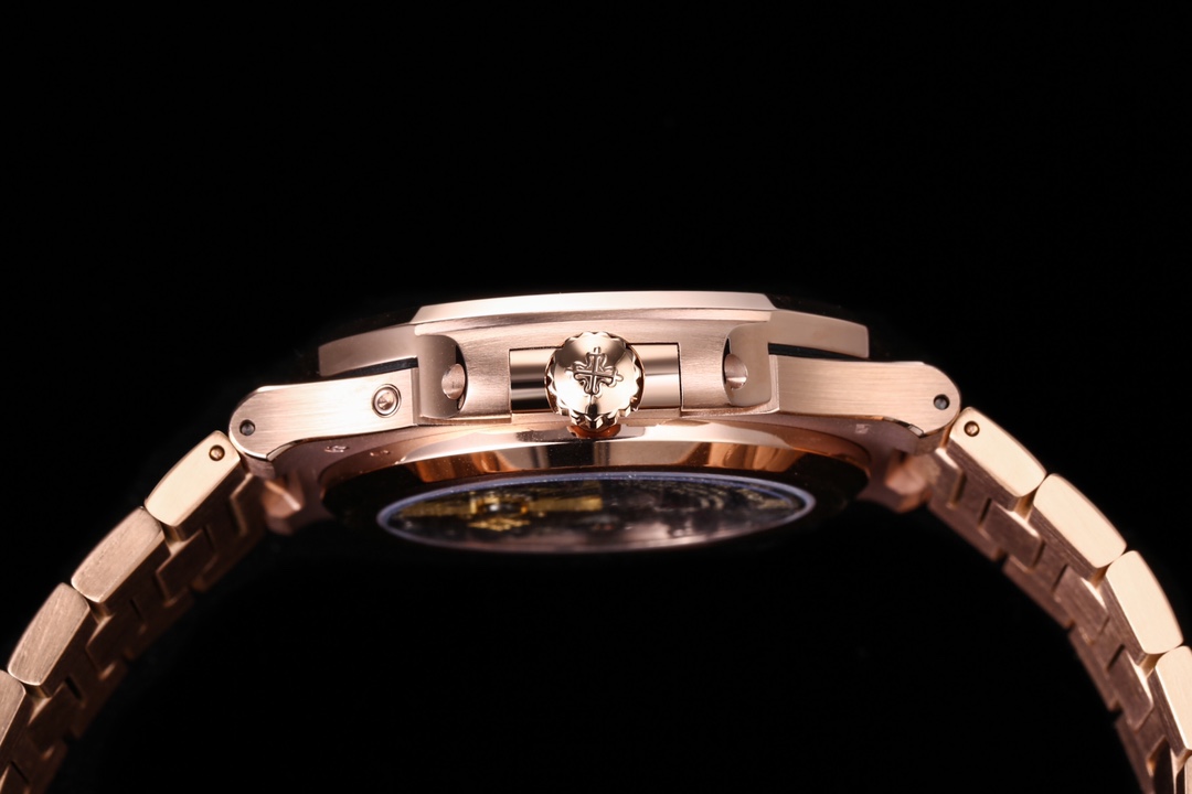 Patek Philippe Nautilus 5712/1A-001 multi-function watch c