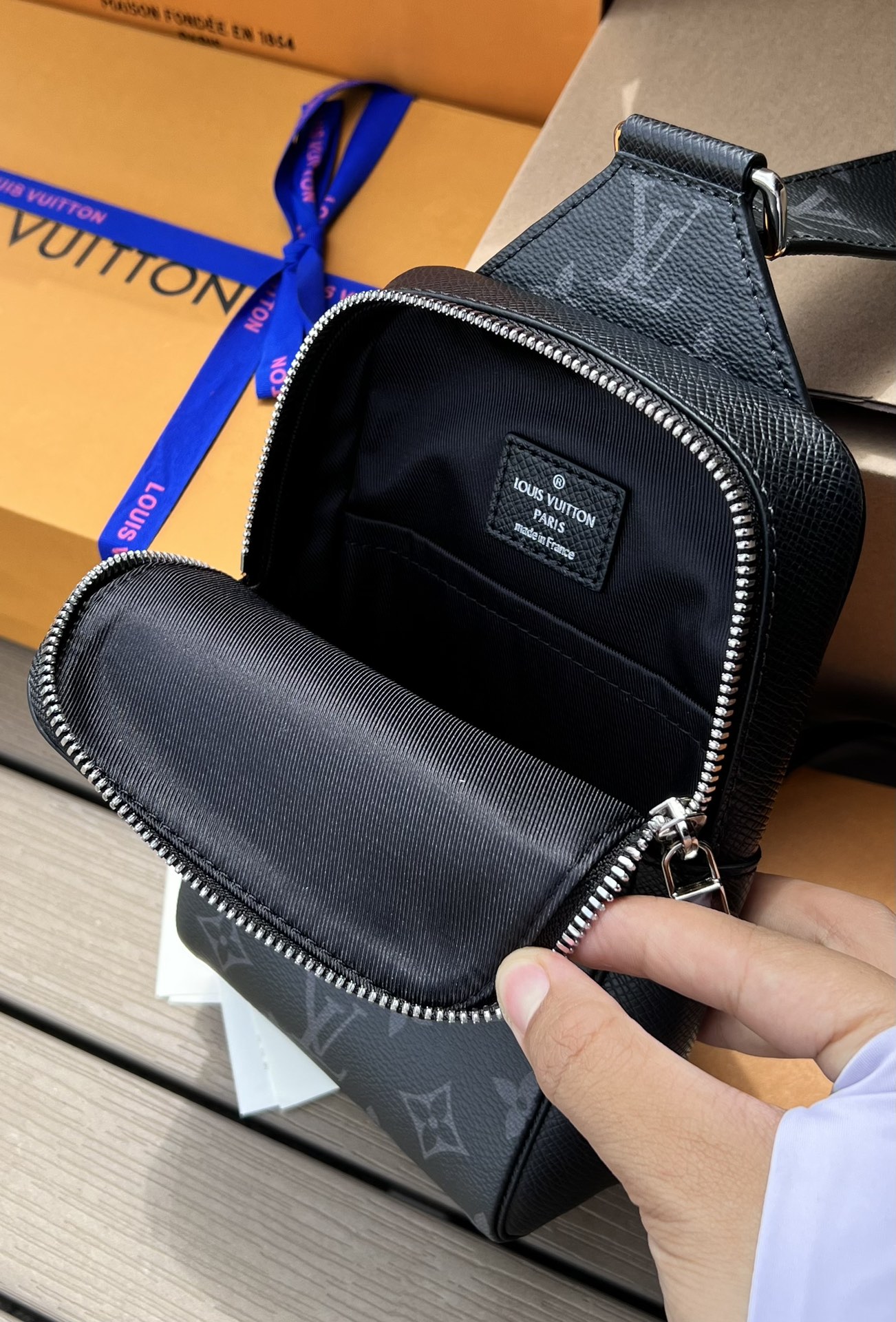 LV164426 men's bag style