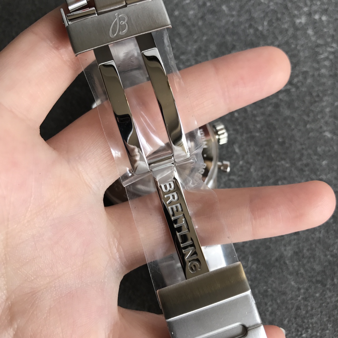 The Breitling Pilot 8 series is shipped, carrying the 7750 movement,