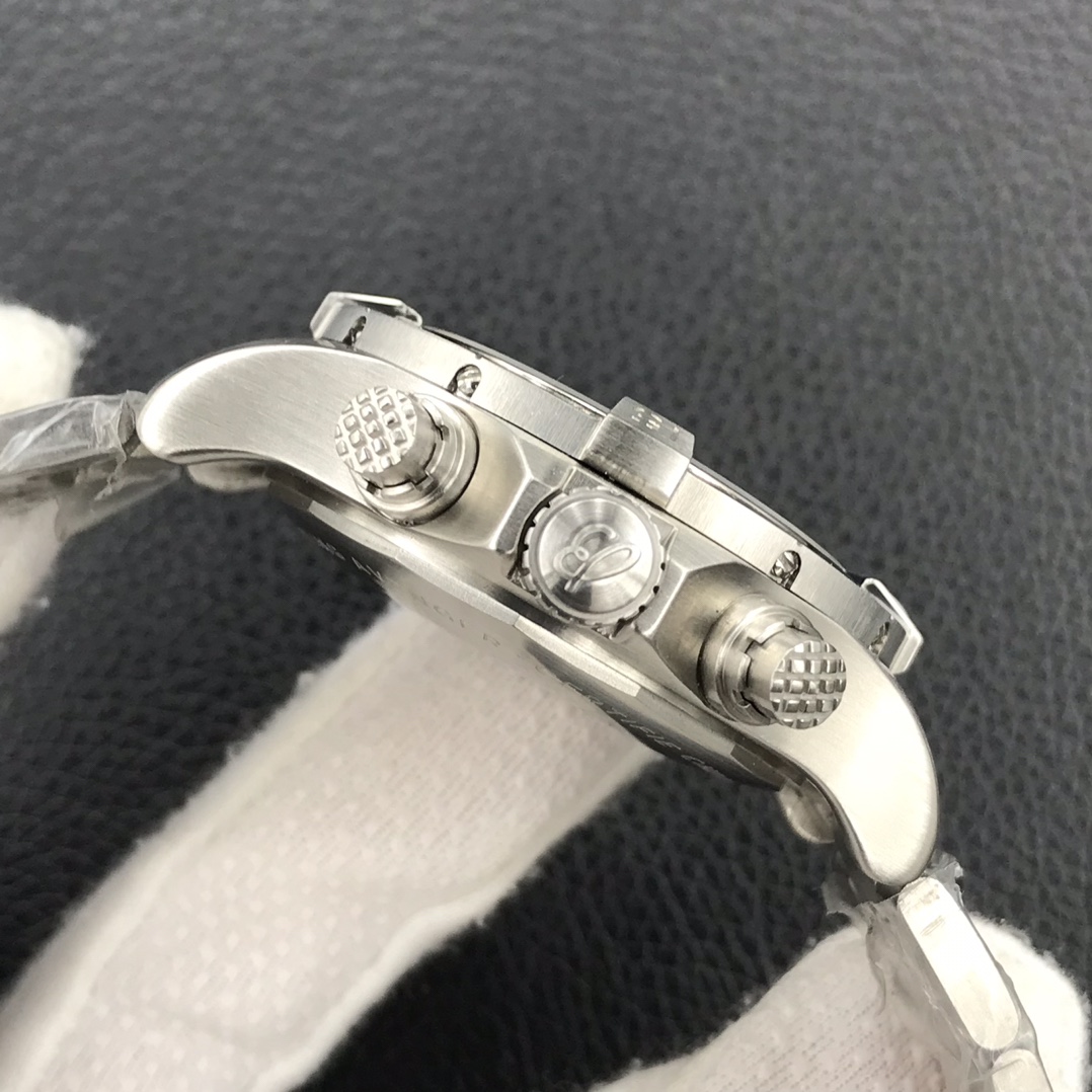 Breitling Avenger Chronograph 43