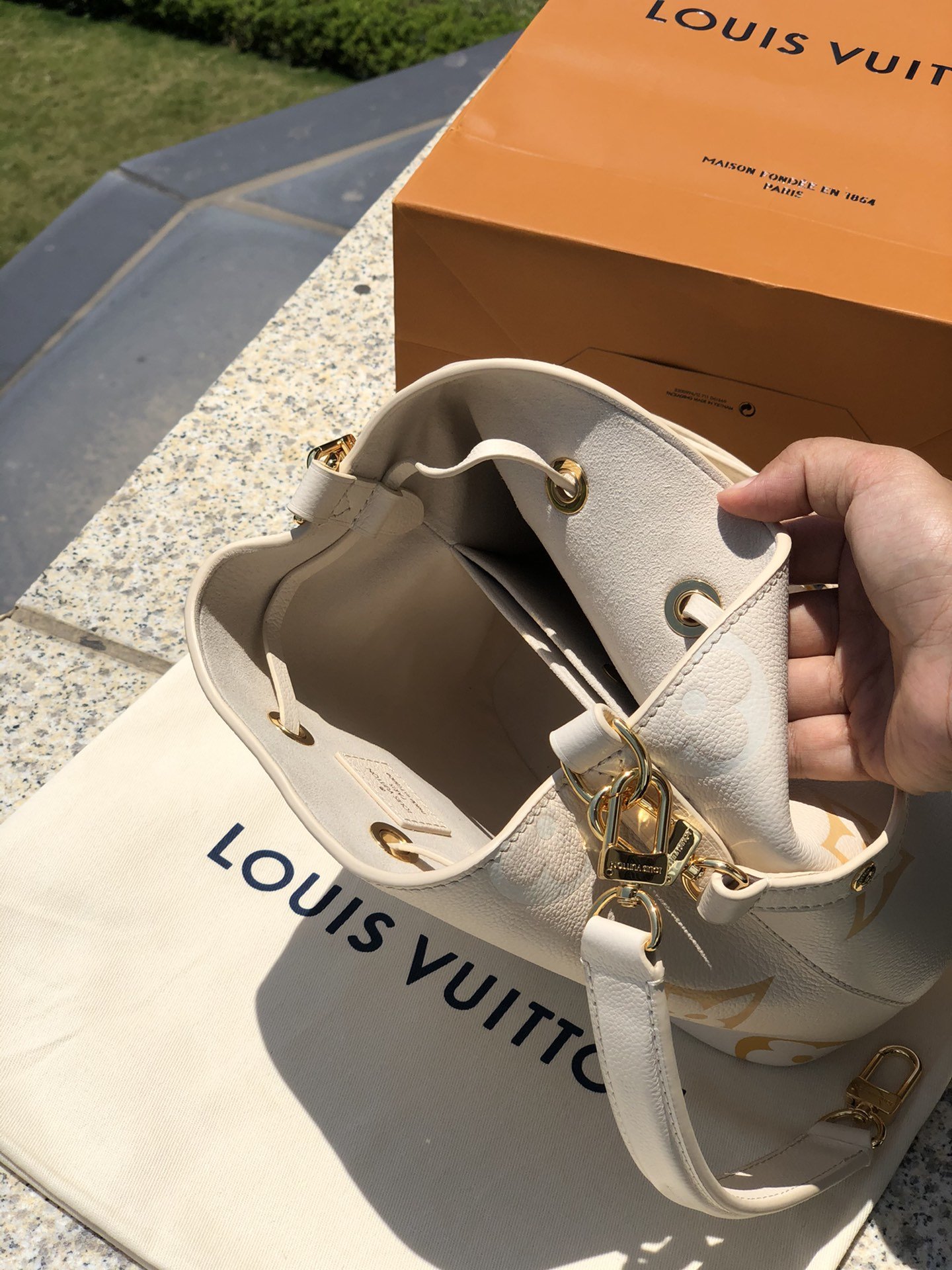 LV 163957 bag