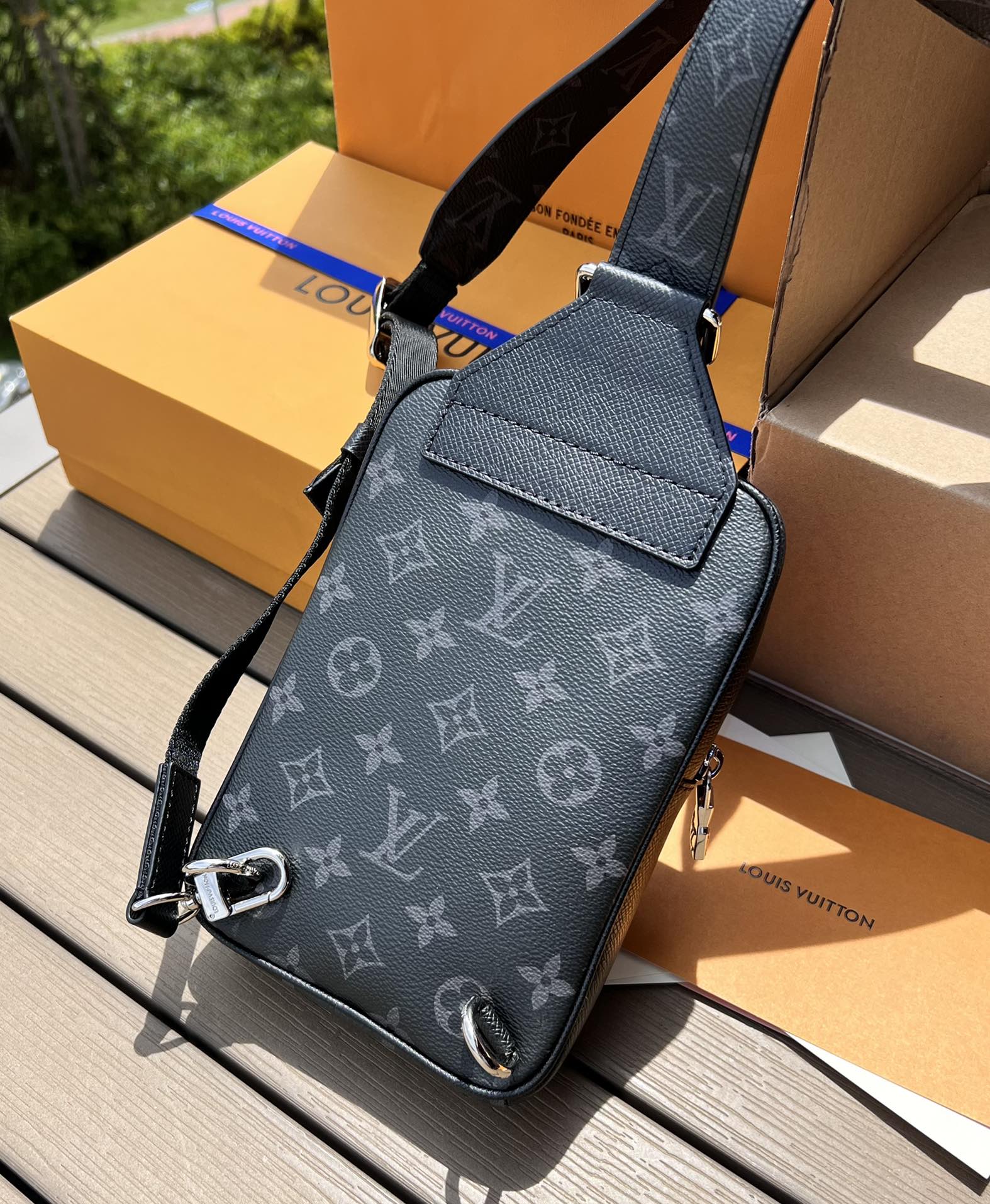 LV164426 men's bag style
