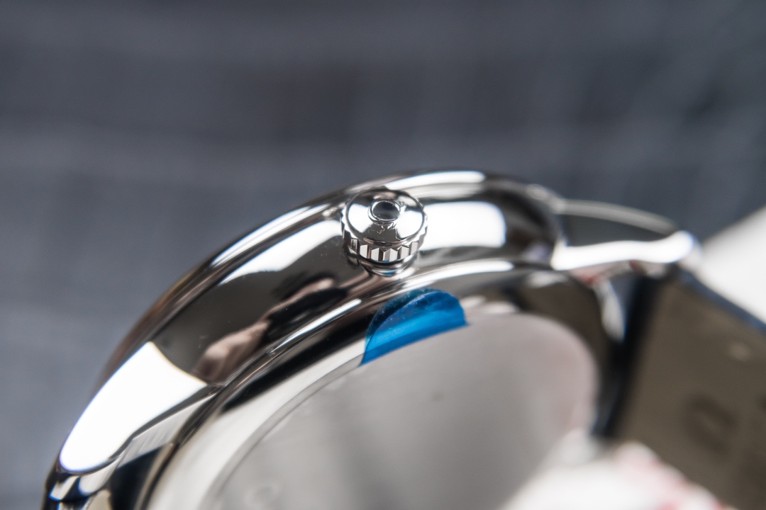 Omega Kinetic Die Fei is equipped with 2824