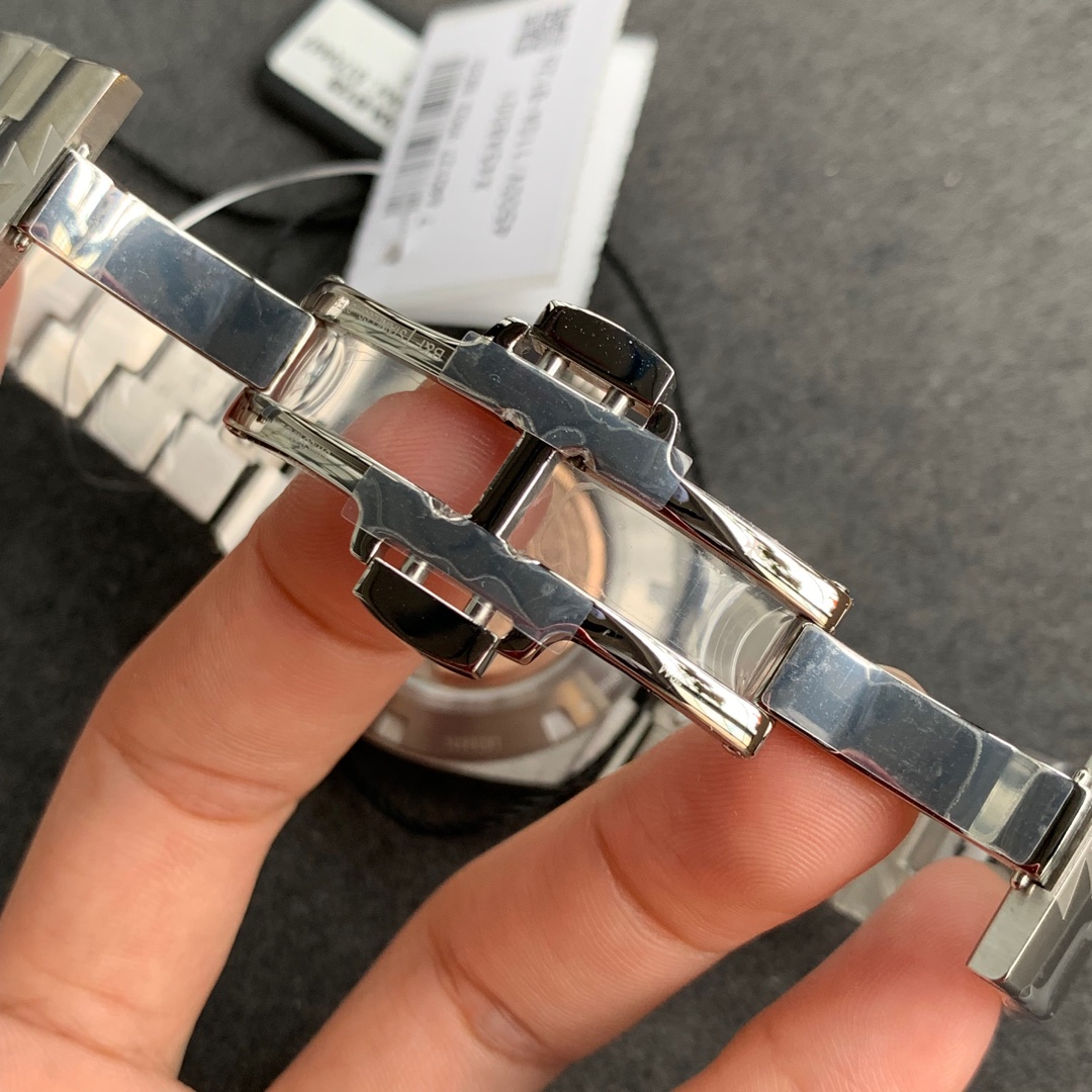 Vacheron Constantin Overseas is a high-quality stainless steel case
