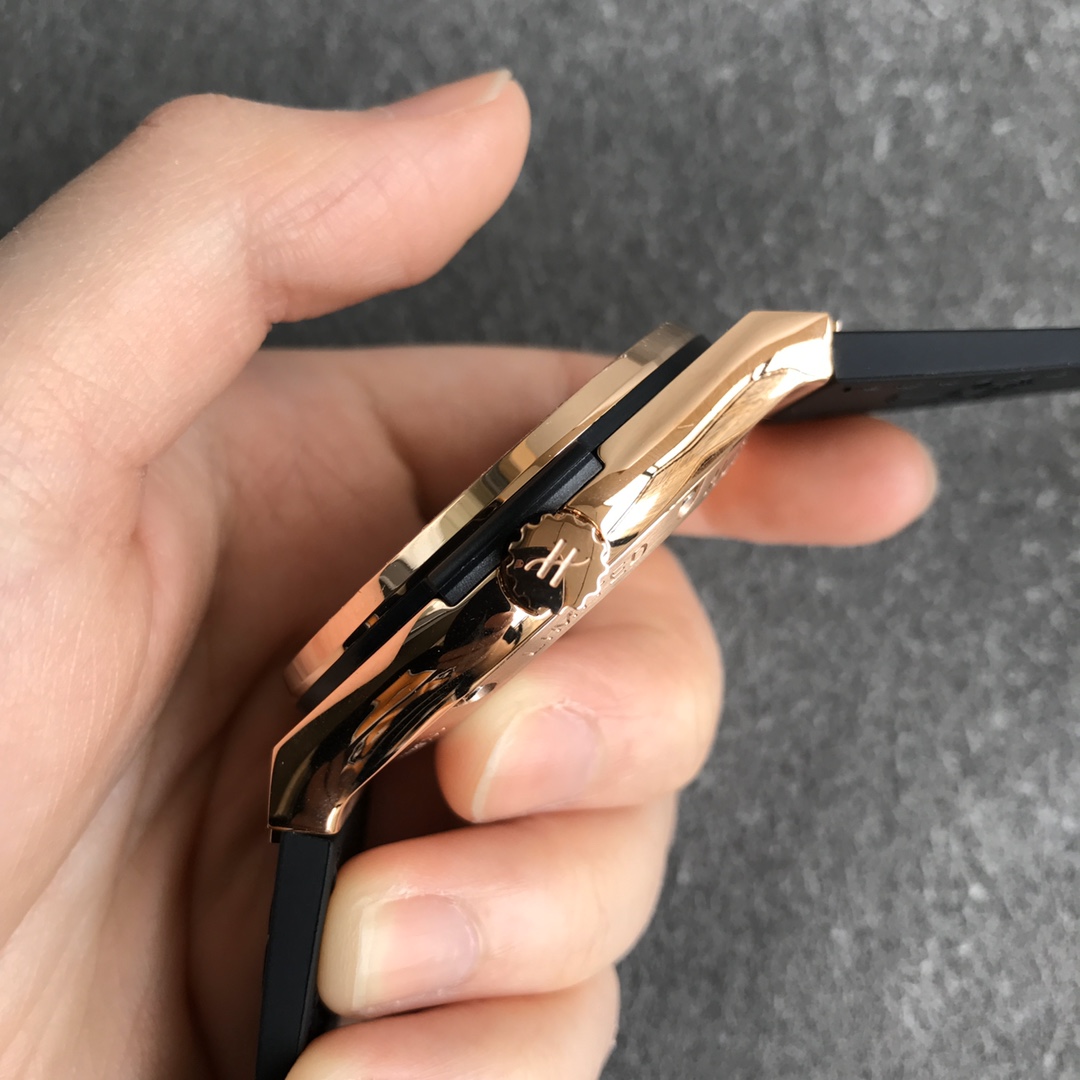 Hublot (CLASSIC FUSION) series tourbillon alone creates the thinnest tourbillon watch in the classic fusion series