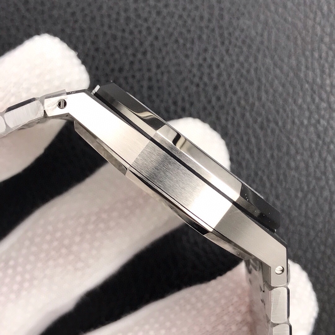 Audemars Piguet Royal Oak 15500V2 version