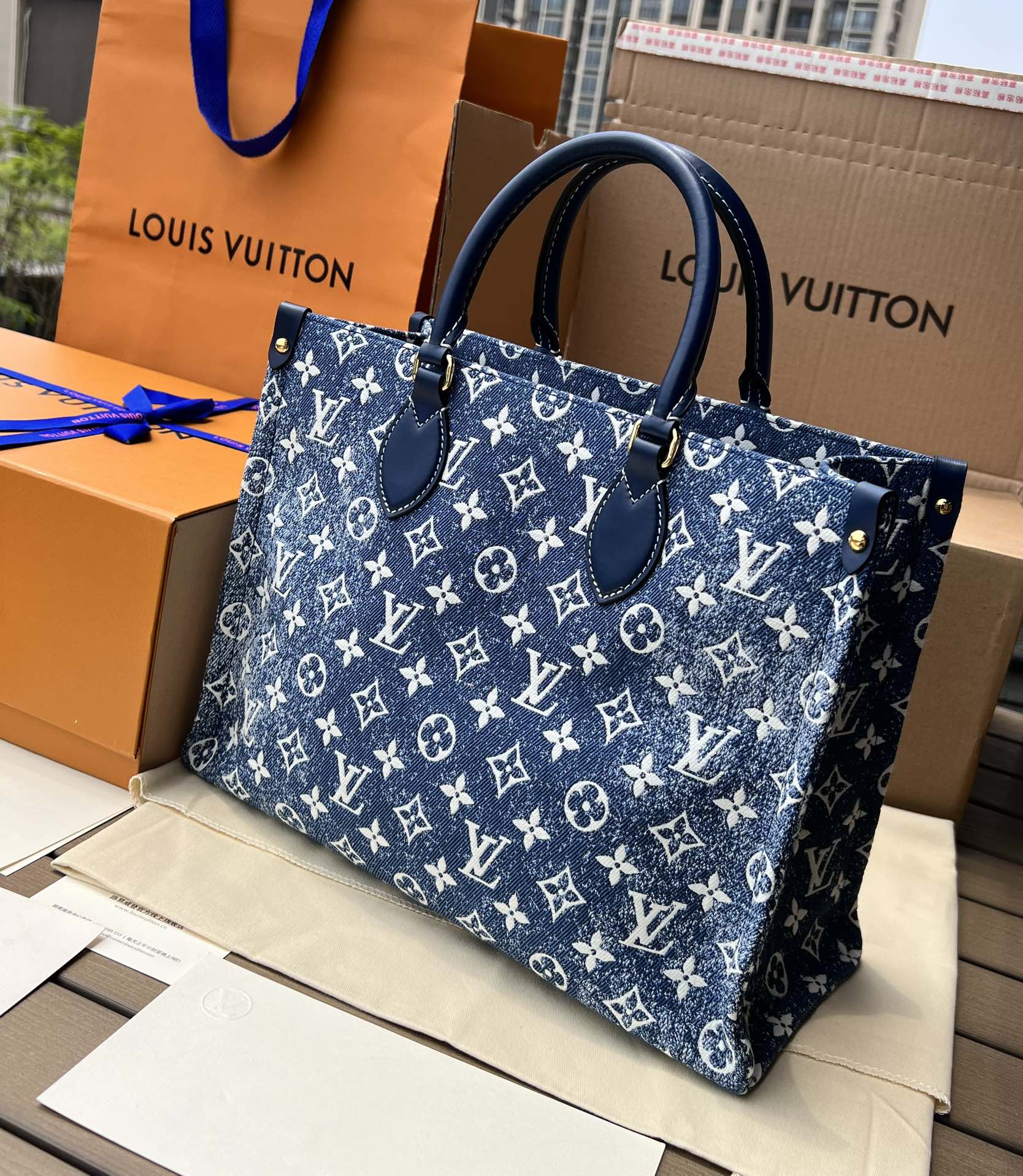 LV 164169 bag