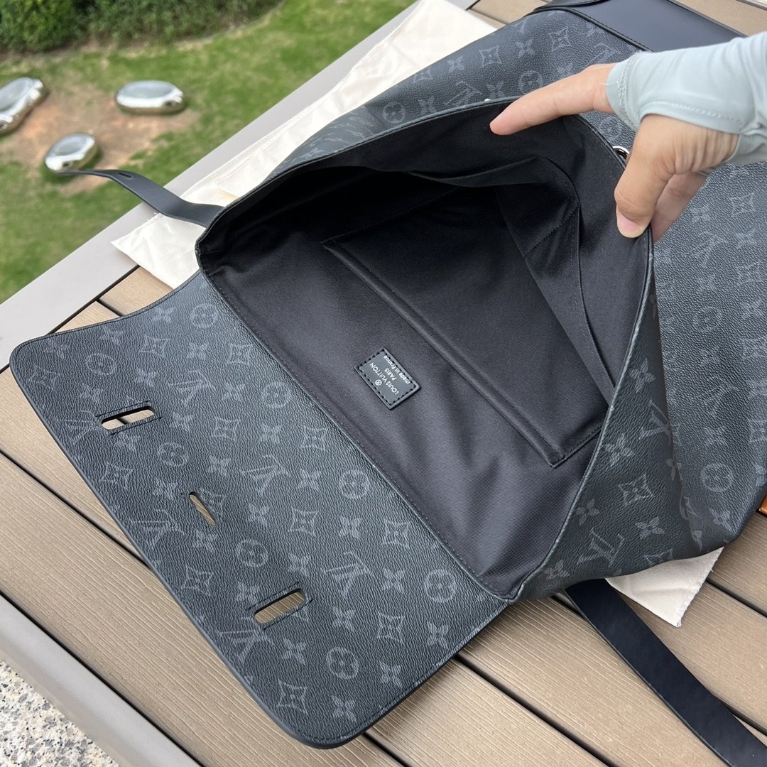 LV164229 travel bag