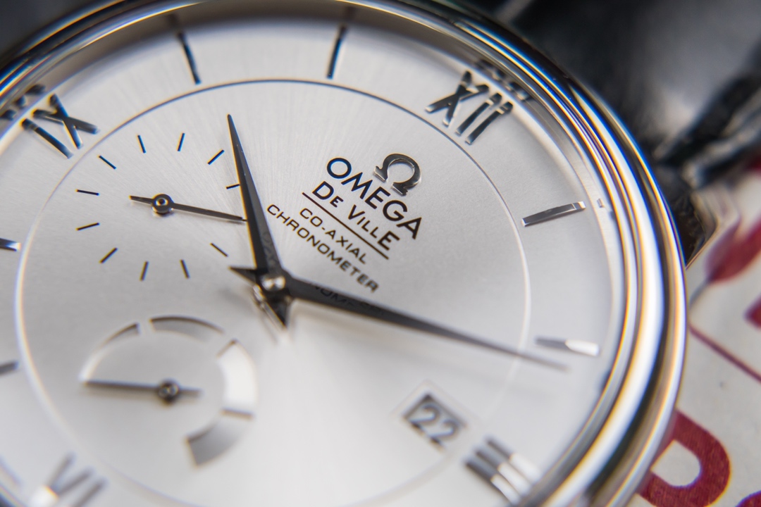 Omega Kinetic Die Fei is equipped with 2824