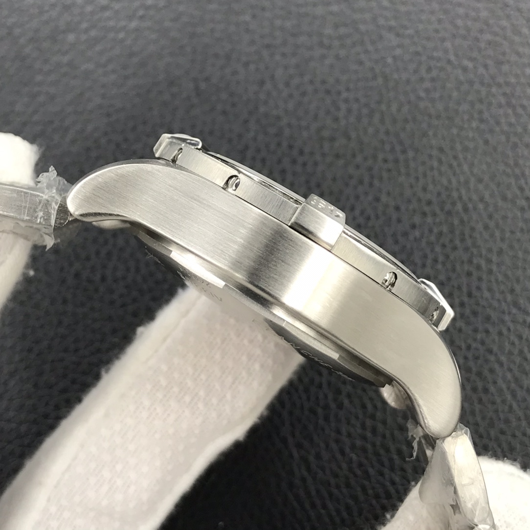 Breitling Avenger Chronograph 43