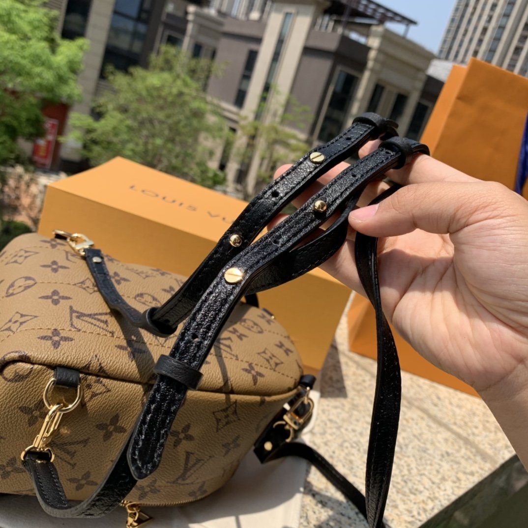 LV164219 travel bag
