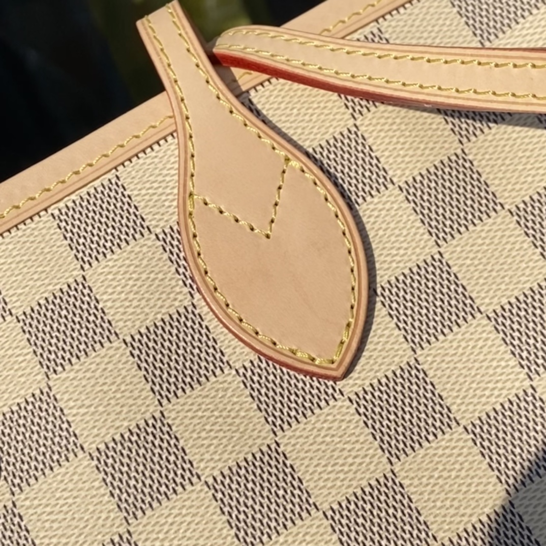 LV 164030 bag style
