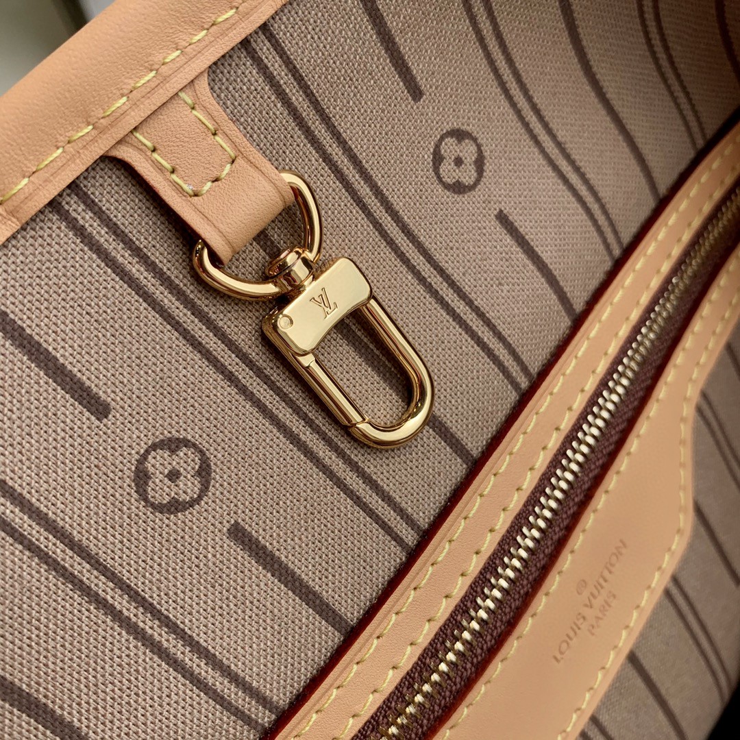 M40353 leather is genuine Italian grade A leather