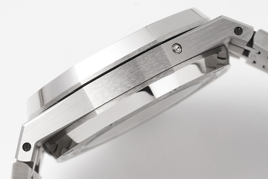 Audemars Piguet Royal Oak series multi-functional watches 26574 and 26606 are equipped with