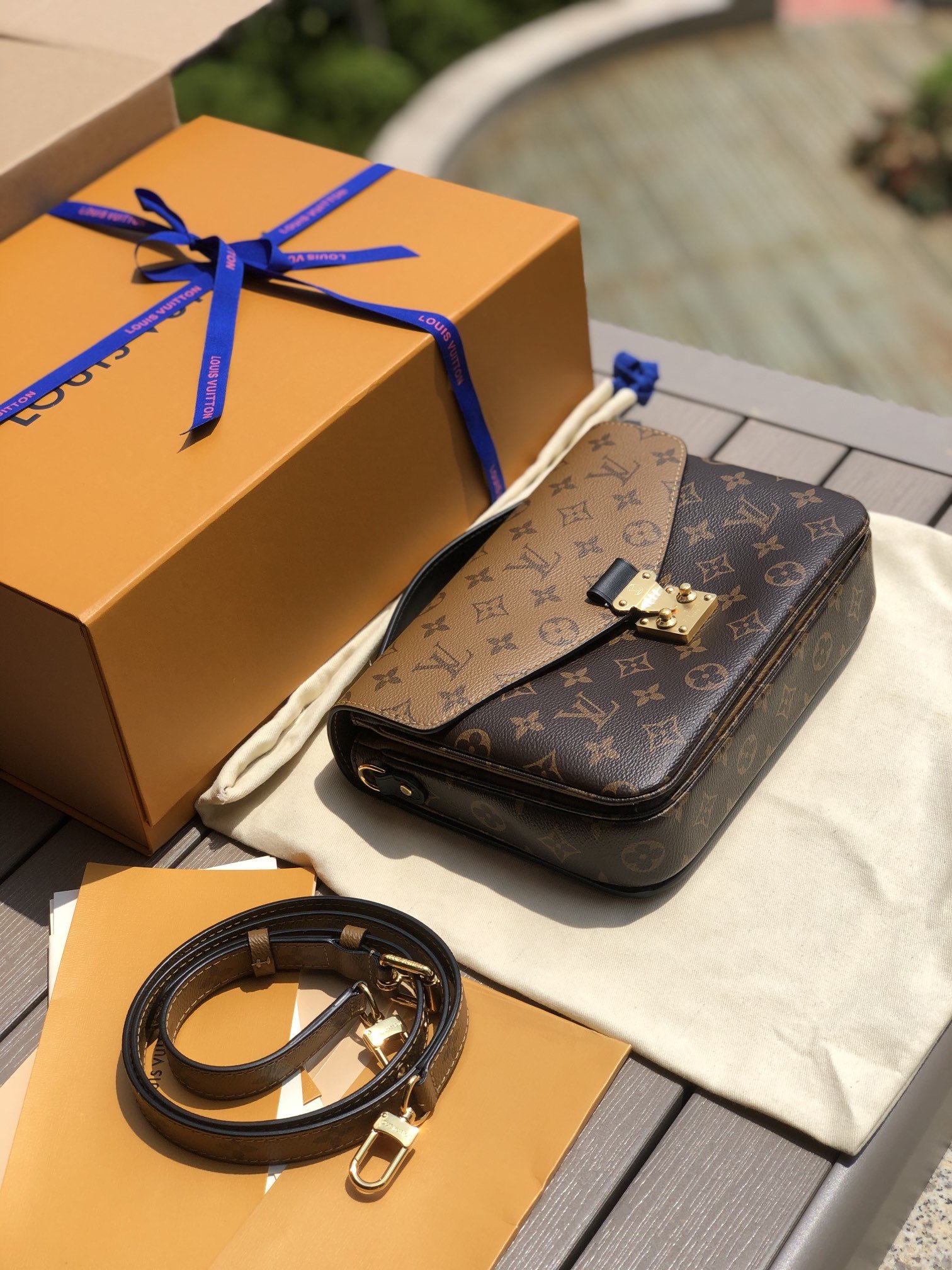 LV 163854 bag