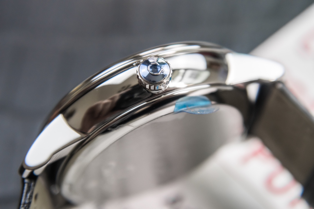 Omega Kinetic Die Fei is equipped with 2824