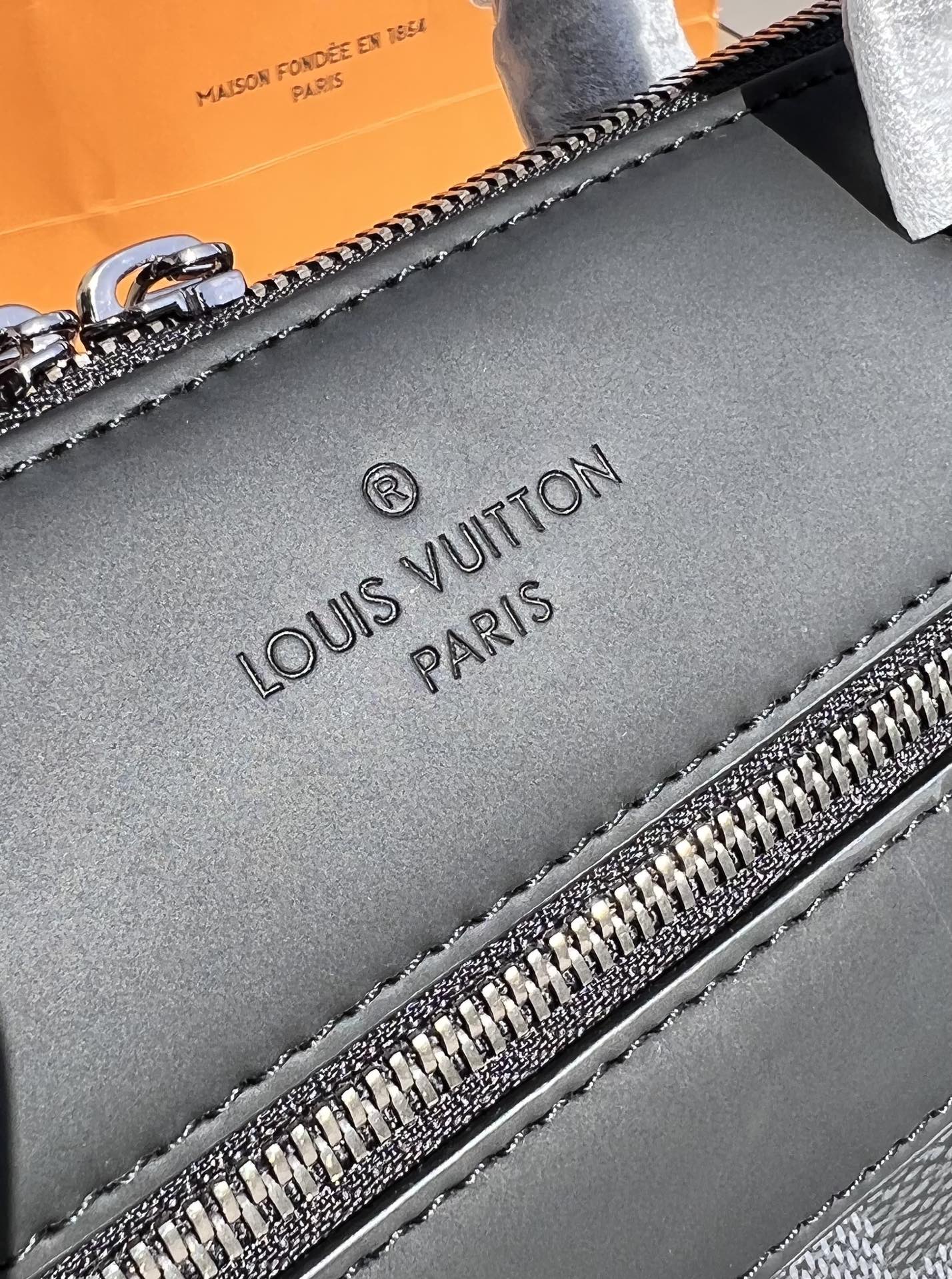 LV164402 men's bag