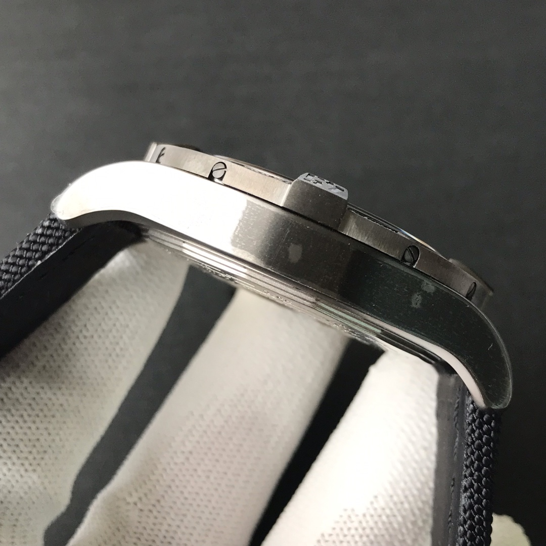 Breitling Avenger Blackbird🐧set with black diamonds original titanium case