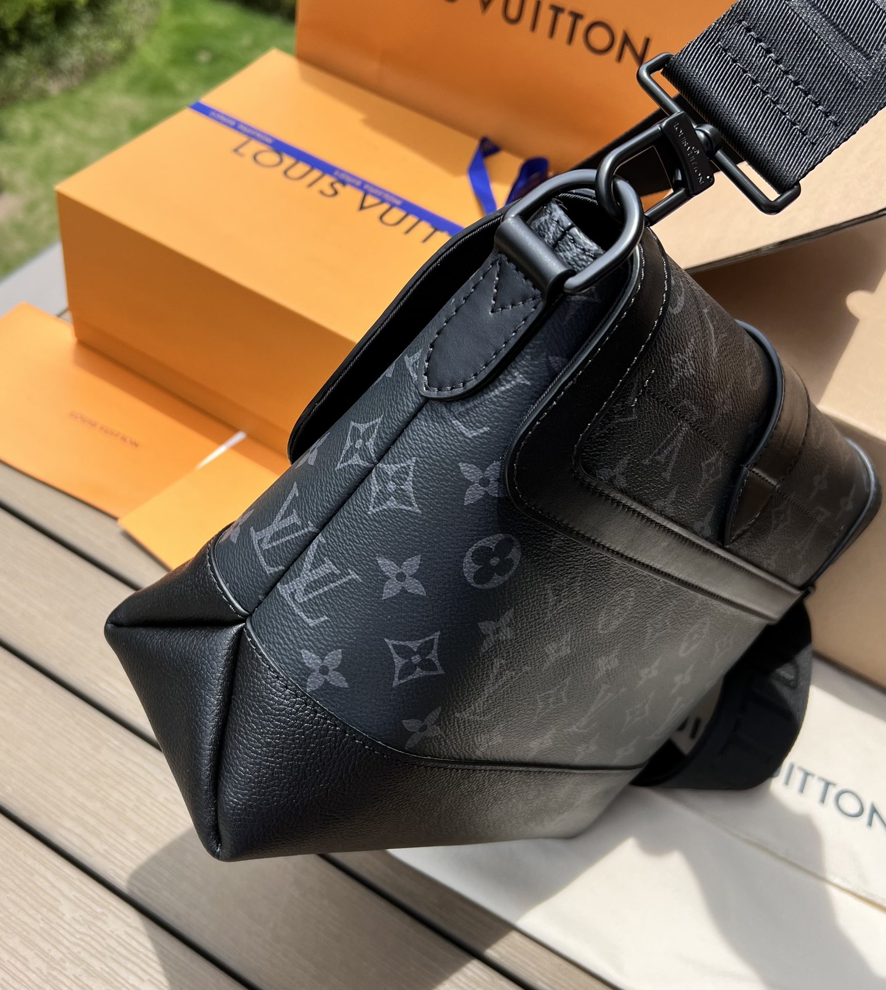LV164483 men's bag