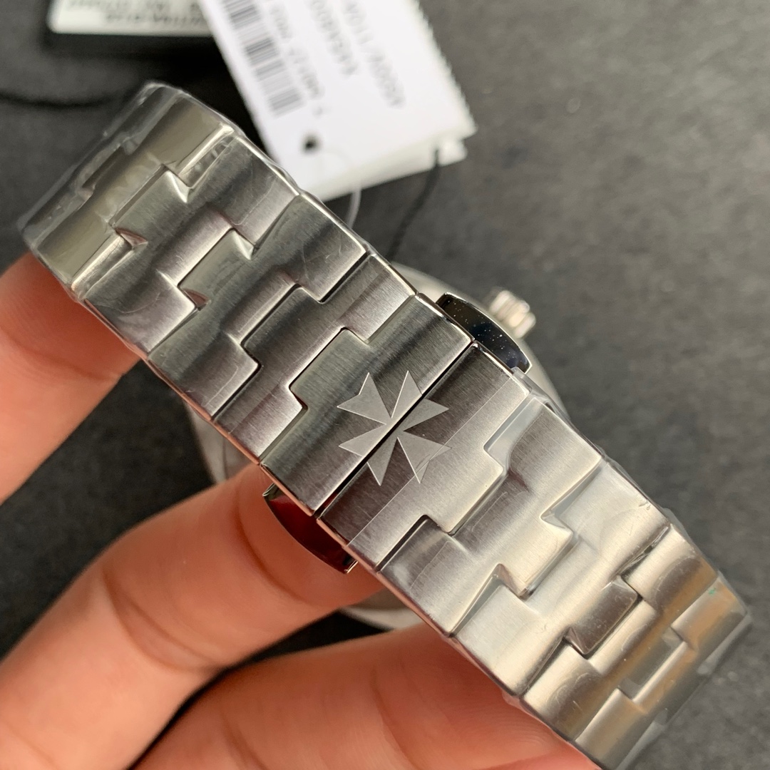 Vacheron Constantin Overseas is a high-quality stainless steel case