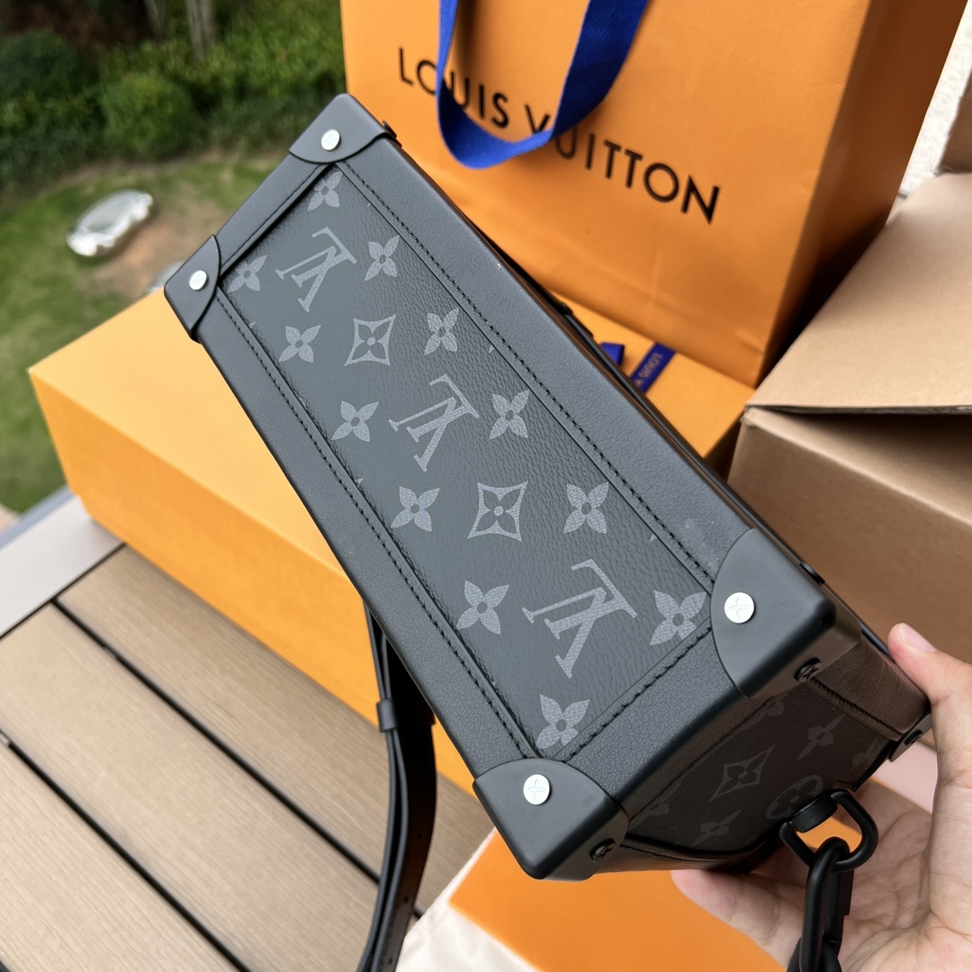 LV164483 men's and women's bag