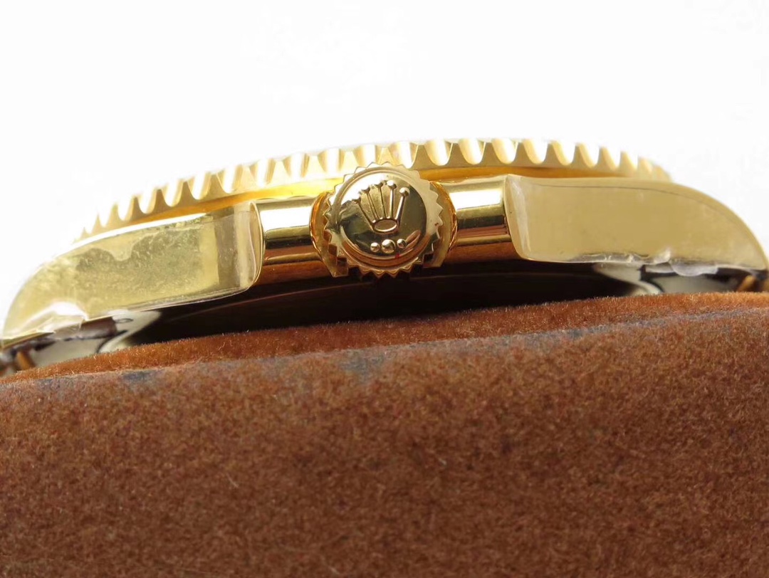 Rolex Submariner gold-packed full range!
