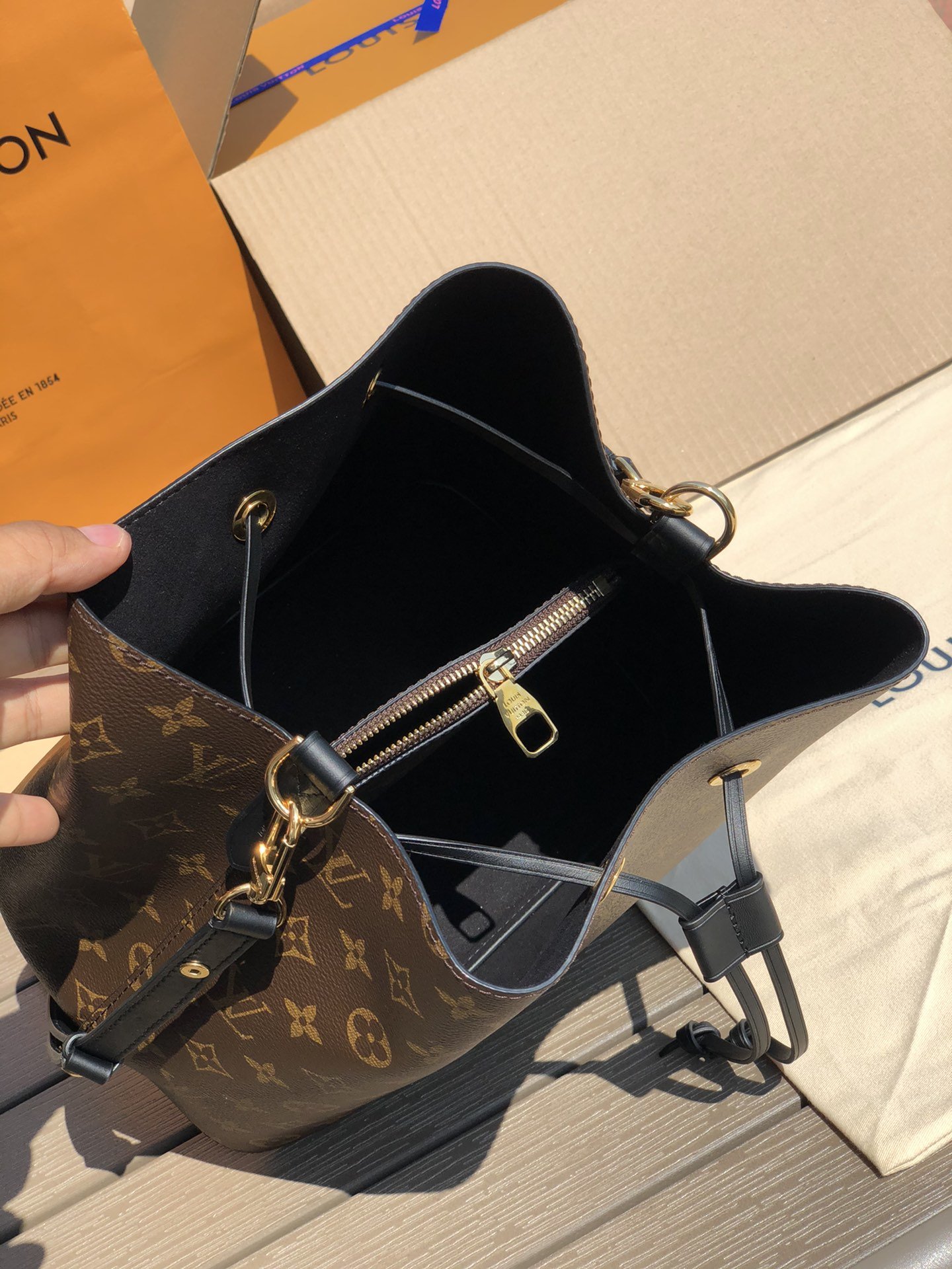 LV 163882 bag