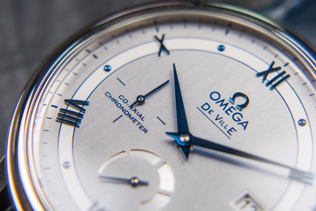 Omega Kinetic Die Fei is equipped with 2824