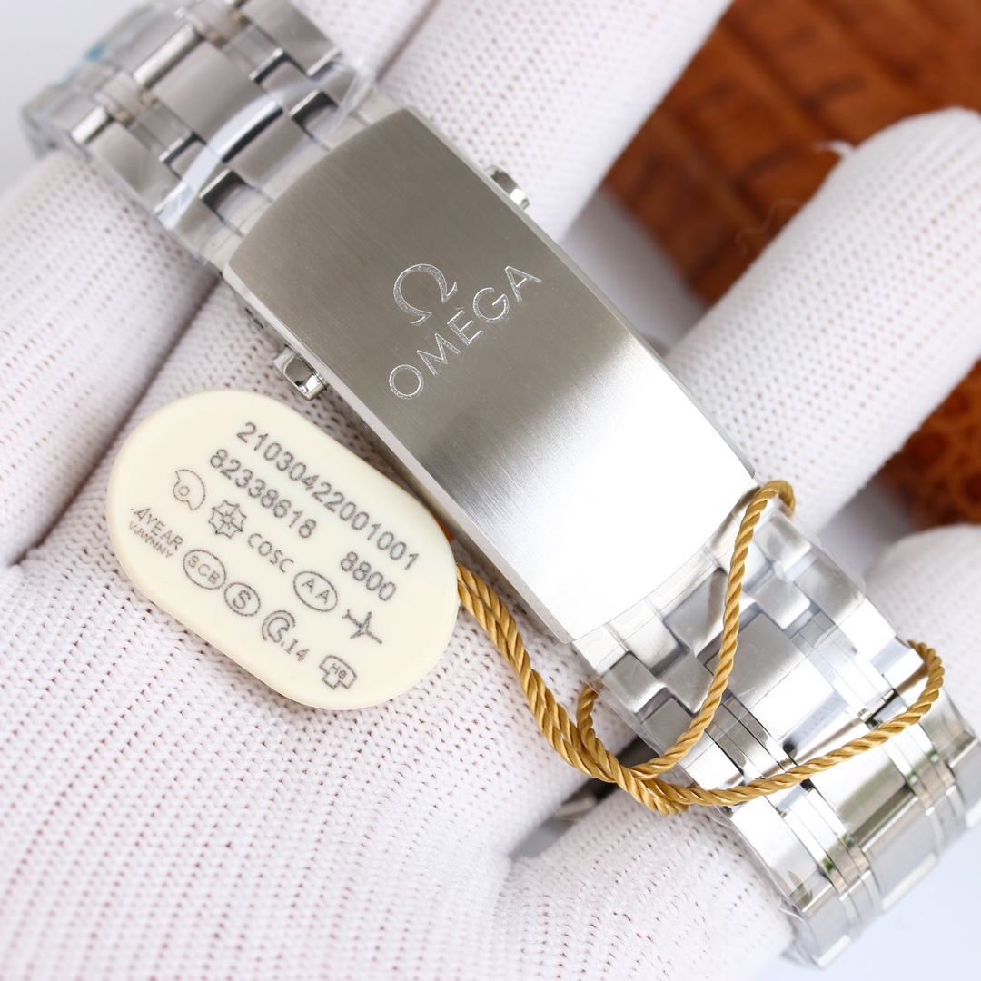 Green Seamaster uses the Double T black balance wheel 8800 movement, a 42 mm c