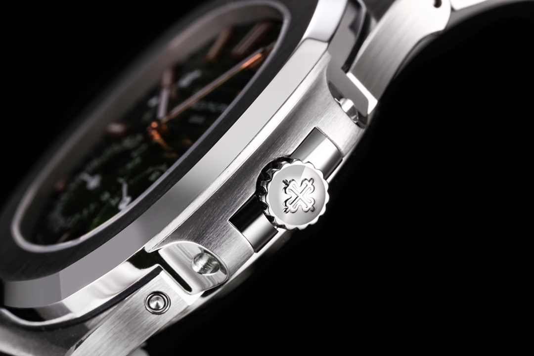 Patek Philippe Nautilus 5712/1A-001 multi-function watch