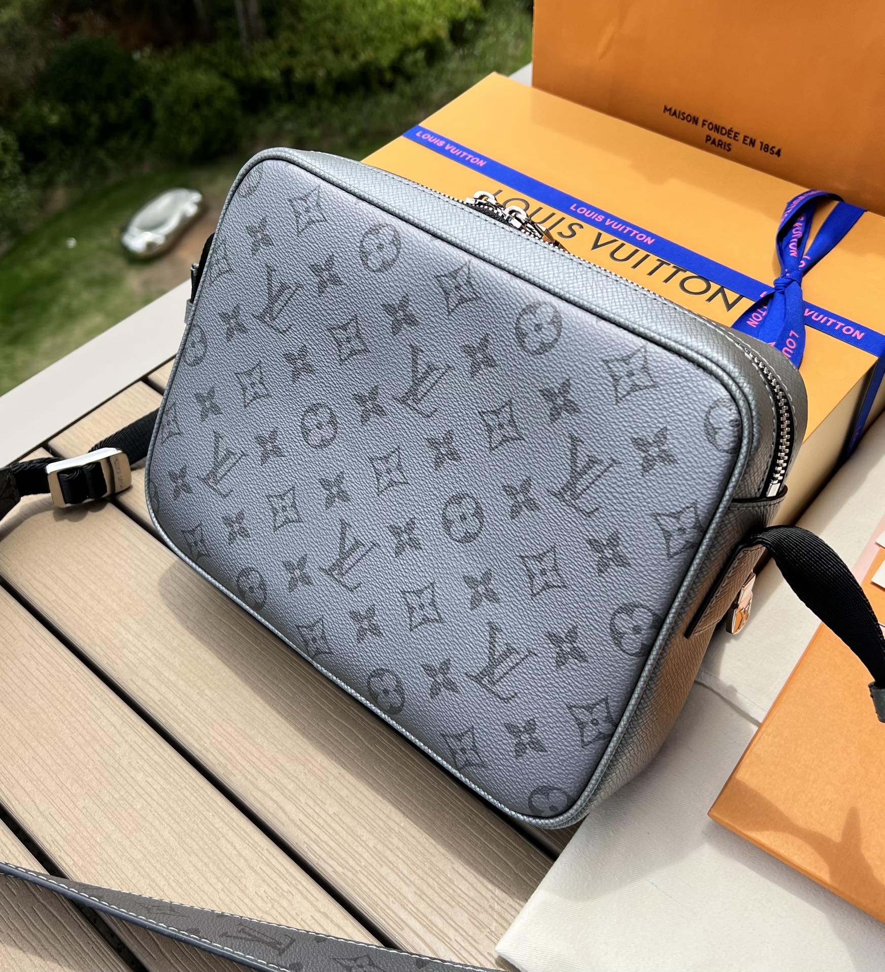 LV164382 men's bag