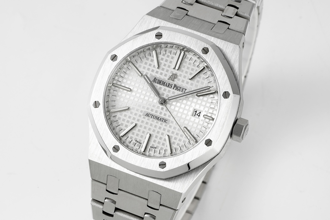 Audemars Piguet Royal Oak 15400V2 version