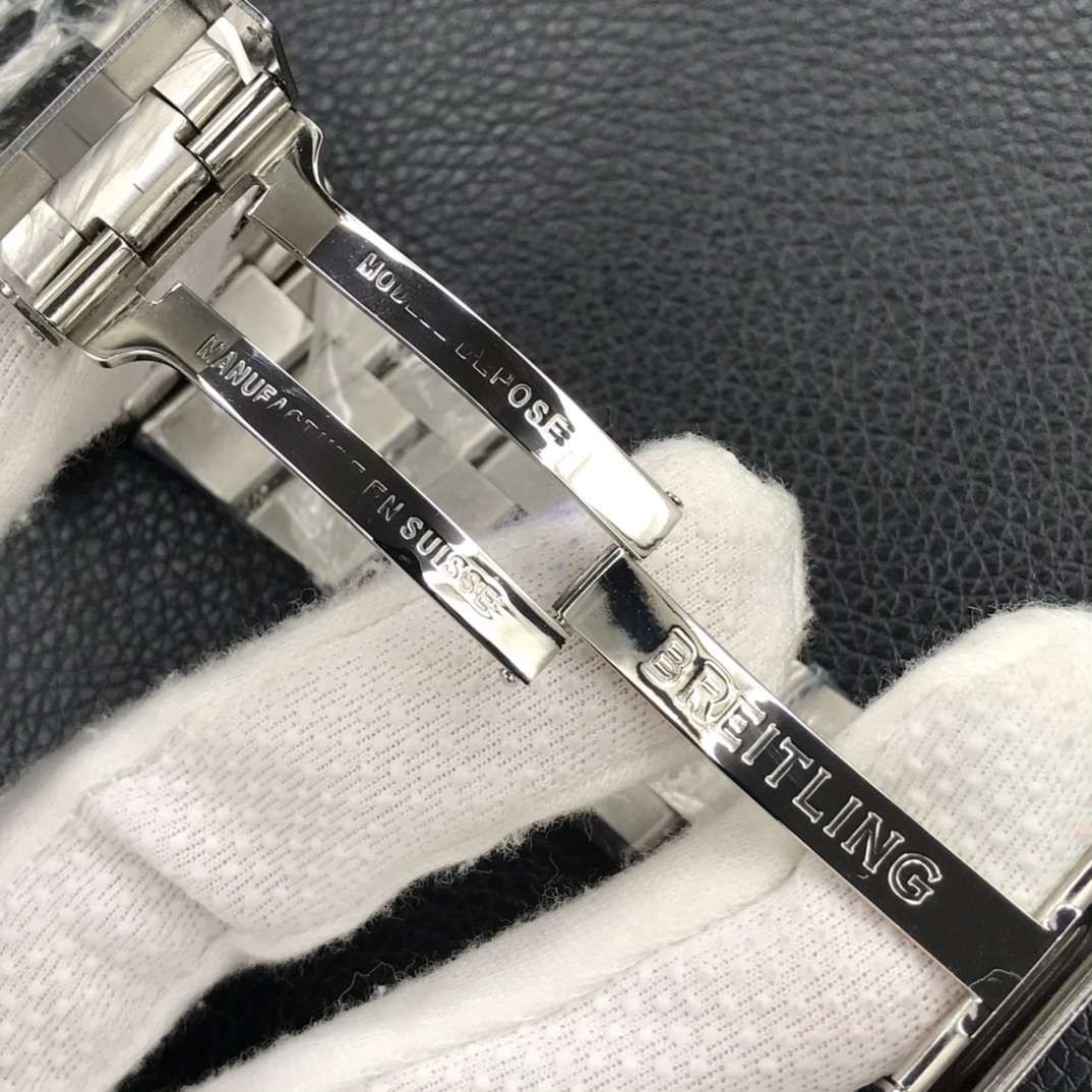 Breitling Avenger Chronograph 43