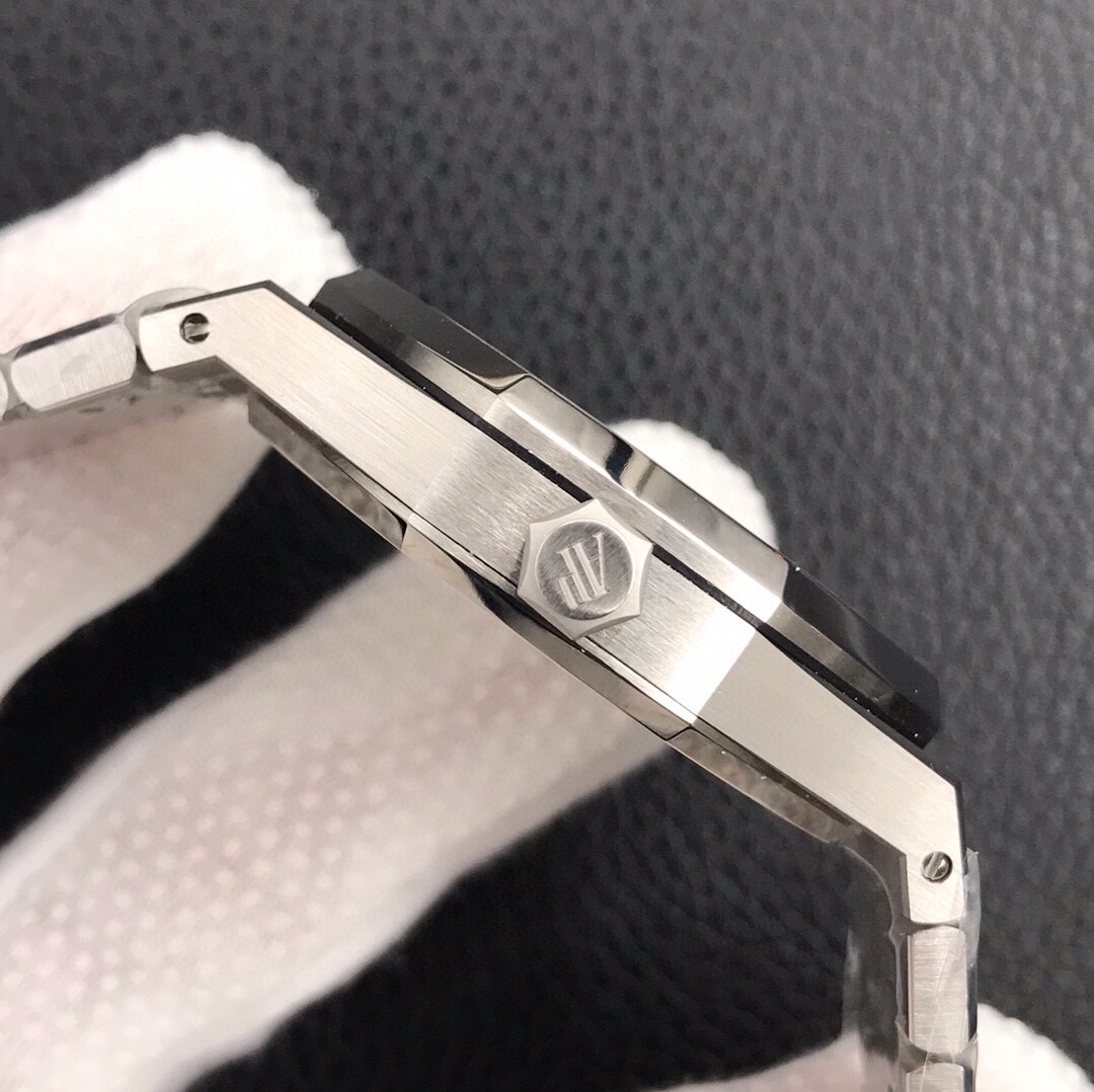 Audemars Piguet Royal Oak 15500V2 version