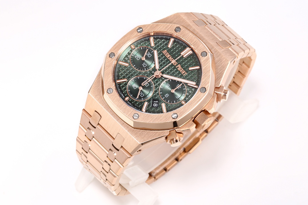 The new 26240 chronograph in the Audemars Piguet Royal Oak series uses the same