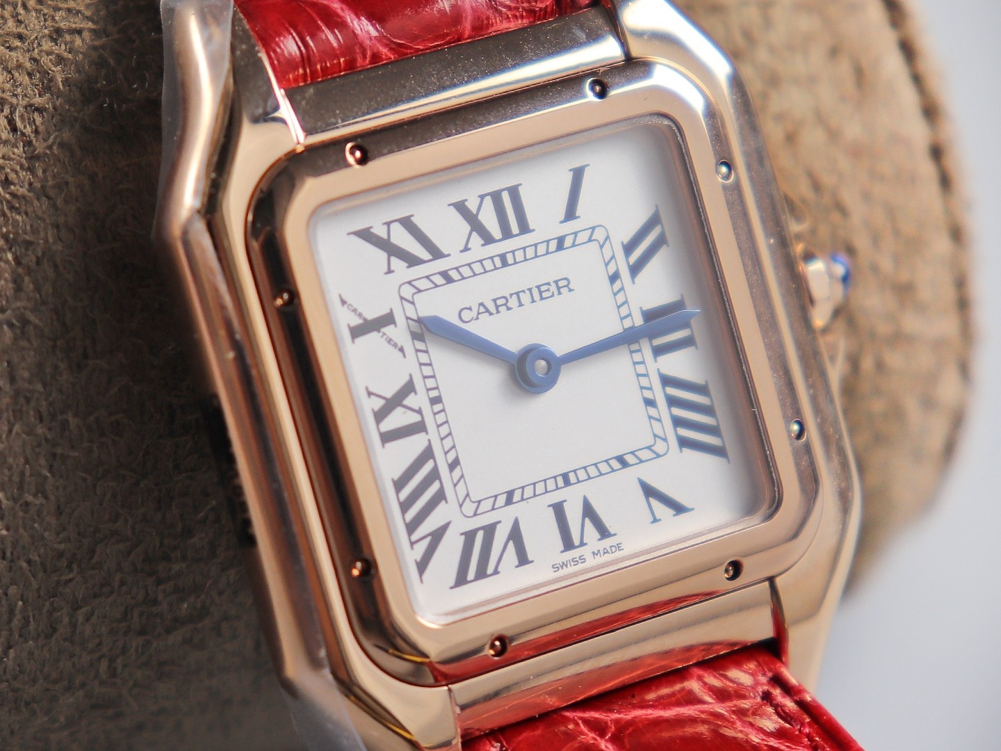 Cartier cheetah watch size: 27 x 37 mm, 22*30 mm,