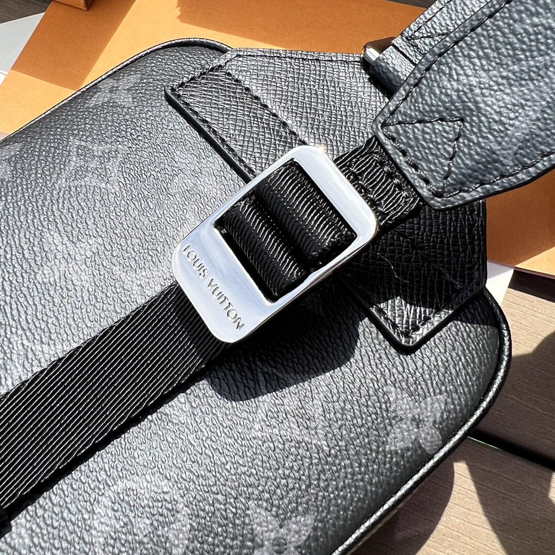 LV164426 men's bag style