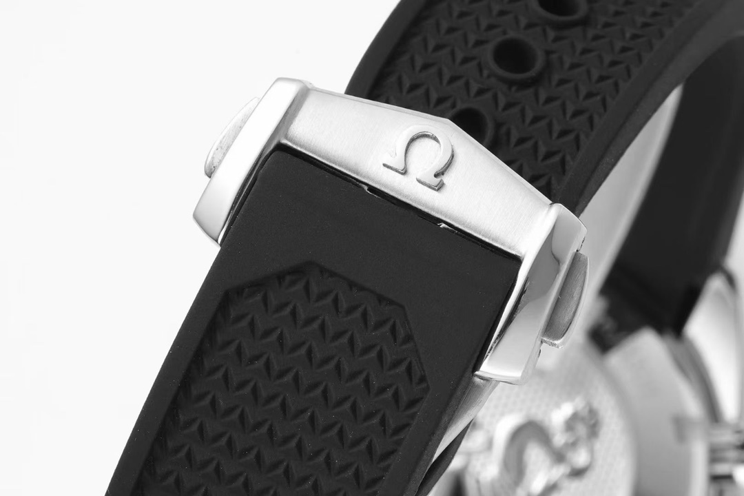 Omega Speedmaster series 326.32.40.50.06.001 multi-function chronograph watch.