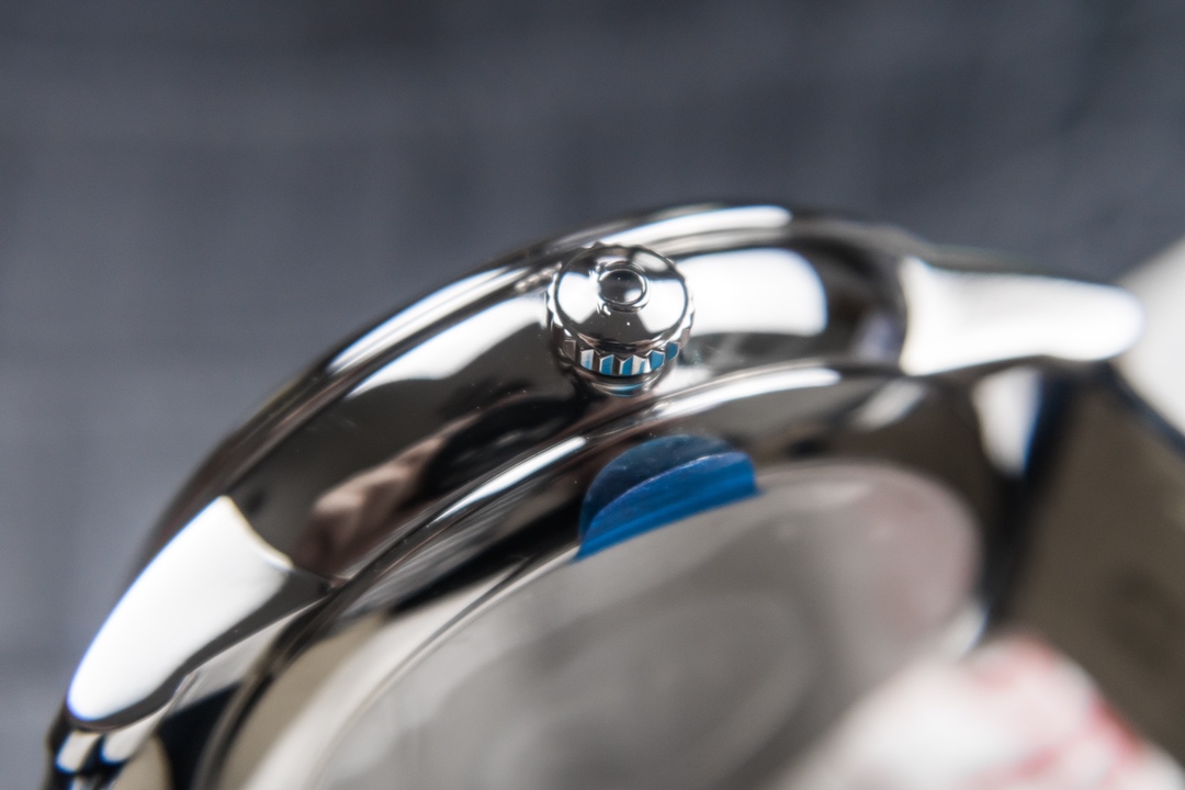 Omega Kinetic Die Fei is equipped with 2824