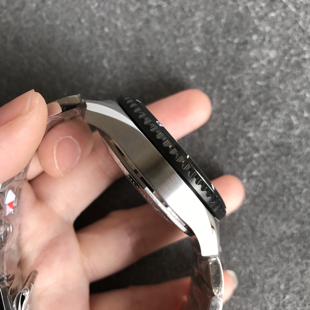 The Breitling Pilot 8 series is shipped, carrying the 7750 movement,