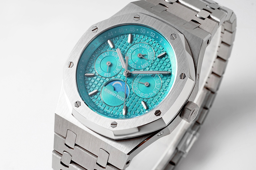 Audemars Piguet Royal Oak series multi-functional watches 26574 and 26606 are equipped with