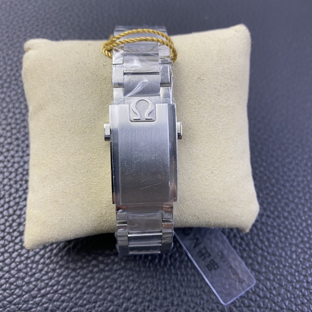 Omega Speedmaster Apollo 11 makes a domineering appearance [Professional Moon Watch]