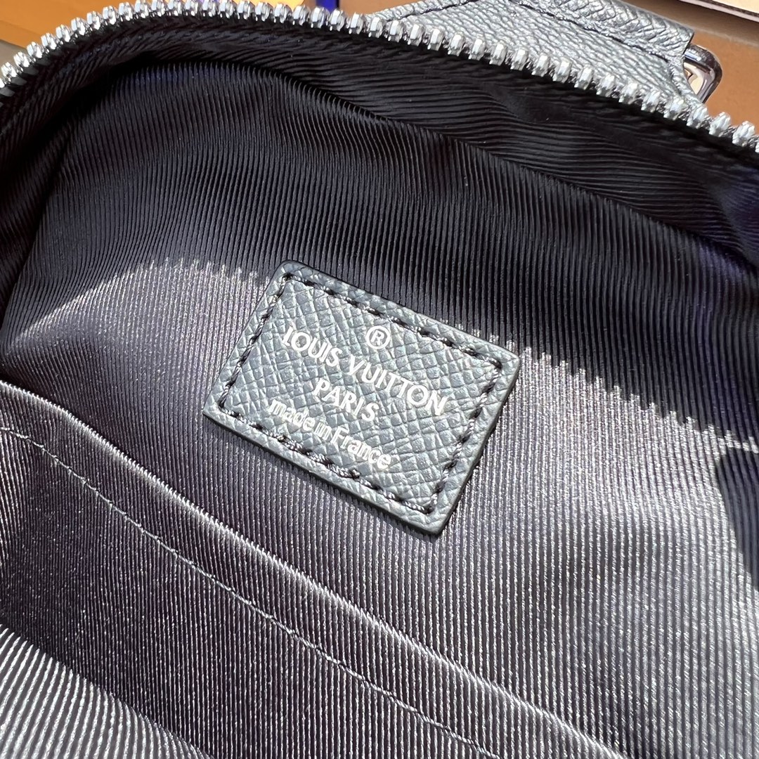 LV164426 men's bag style