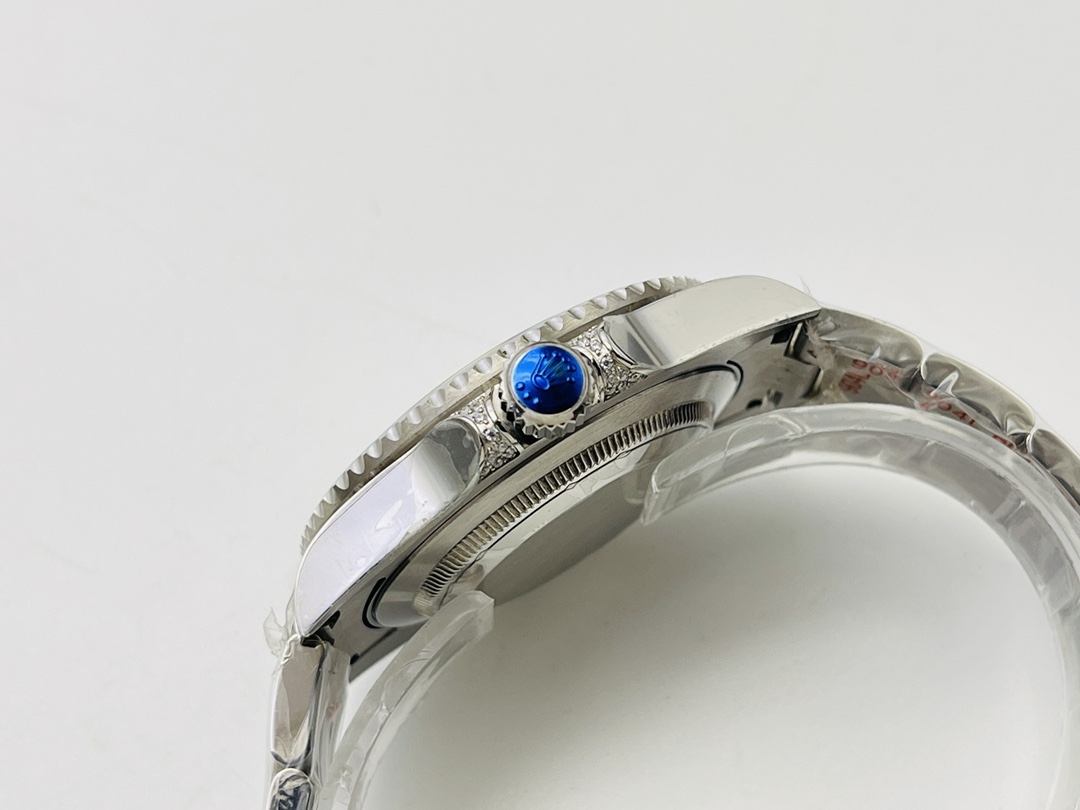 Rolex GMT-Master II customized version with diamond on the back!